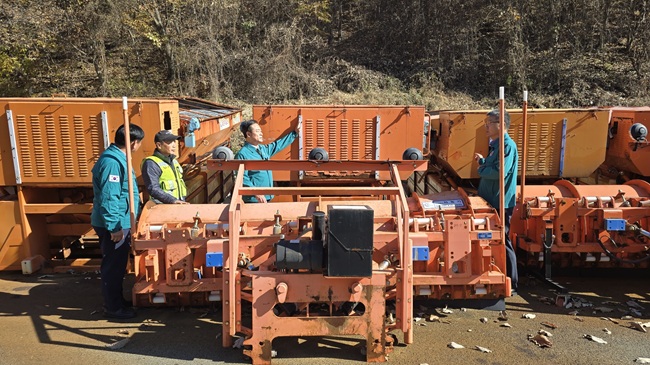 ▲ 신영재 홍천군수는 지난 10일 홍천읍 태학리 제설창고를 방문해 제설 차량과 염수 저장·공급장치의 가동상태를 직접 점검하며, 안전 확보를 위한 철저한 사전 대비를 당부했다. ⓒ홍천군