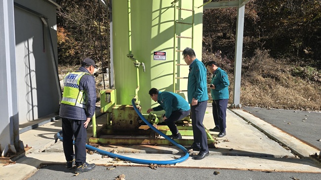 ▲ 신영재 홍천군수는 지난 10일 홍천읍 태학리 제설창고를 방문해 제설 차량과 염수 저장·공급장치의 가동상태를 직접 점검하며, 안전 확보를 위한 철저한 사전 대비를 당부했다. ⓒ홍천군