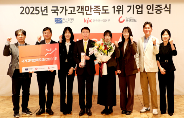 ▲ 12일 서울 중구 롯데호텔에서 열린'2025년도 국가고객만족도(NCSI) 1위 기업 인증식'에서 신용 및 체크카드 부문 동시 1위를 달성한 KB국민카드 김재관 사장(가운데)이 참석 임직원들과 기념 촬영하고 있다.ⓒKB국민카드