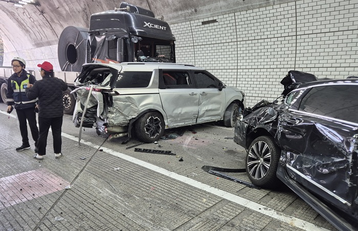 ▲ 13일 오후 2시 13분쯤 충남 공주시 정안면 인풍리 천안 방향 차령터널에서 차량 9대가 잇따라 추돌하는 사고가 발생해 소방대원들이 사고 수습을 하고 있다.ⓒ공주소방서