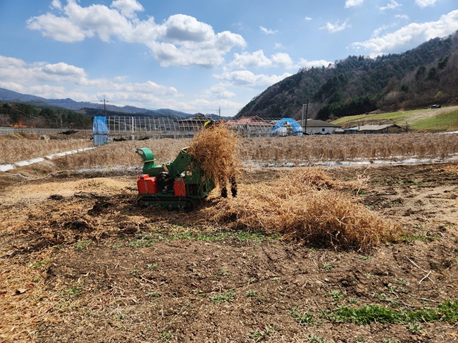▲ 홍천군이 가을철 산불조심기간에도 영농부산물 안전 처리를 위한 파쇄작업을 지원한다. ⓒ홍천군