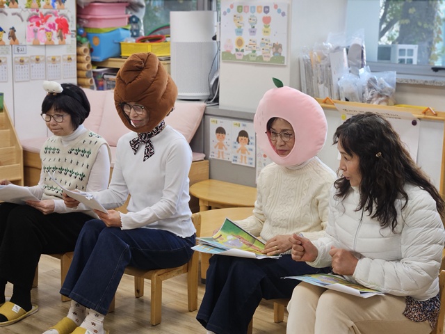▲ 수원시 서호노인복지관의 신중년 프로그램 참여자들이 12일 어린이집을 찾아 동화구연을 진행하고 있다. ⓒ서호노인복지관 제공