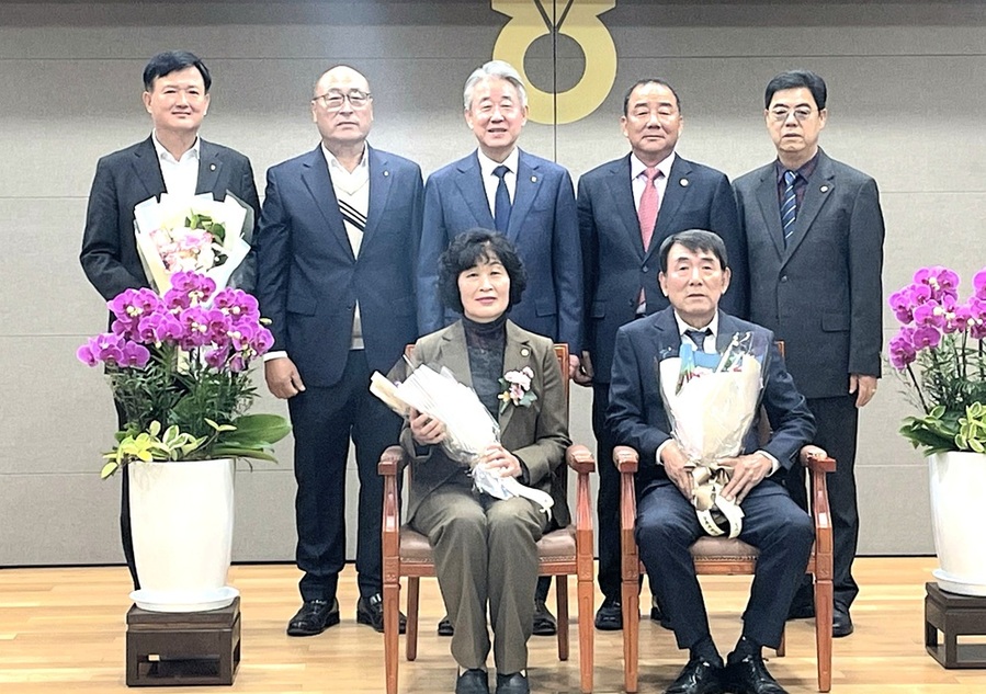 ▲ 서성구·김미화씨 부부(앞줄)가 새농민상을 수상하고 강호동(뒷줄 왼쪽 세 번째) 농협중앙회장, 이용선(첫 번째) 본부장, 고내일(두 번째) 조합장 등 관계자들과 기념촬영을 하고 있다.ⓒ충북농협