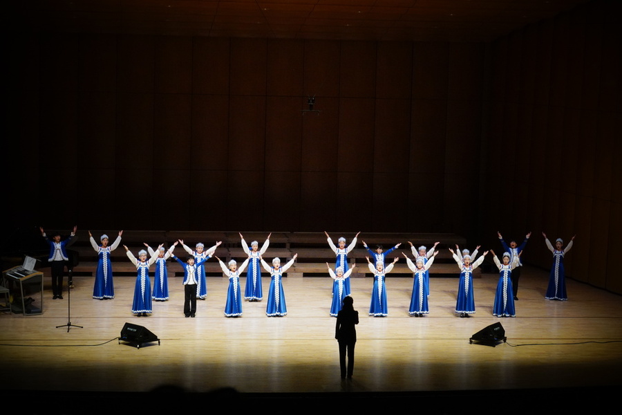 ▲ 광주아버지합창단 제34회 정기연주회 개최_2024년 공연에서 고려인 마을 합창단이 찬조 출연하고 있다.ⓒ광주사회복지공동모금회 제공