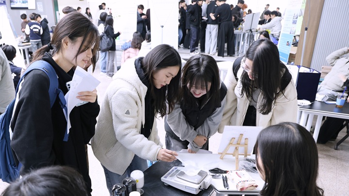 ▲ 오픈랩페스타에 참석한 학부생들이 연구실험을 체험하고 있다.ⓒ단국대