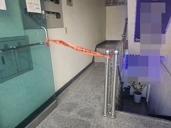 ▲ 4일 오전 서울 강동구 천호동의 한 재개발조합 사무실에 전직 조합장이 3명에게 흉기난동을 벌였다. ⓒ뉴시스