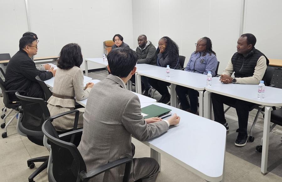 ▲ 케냐 도시도로청(KURA)·콘자 테크노폴리스 개발청 관계자들이 청주콜버스를 시승하며 벤치마킹하고 있다.ⓒ청주시