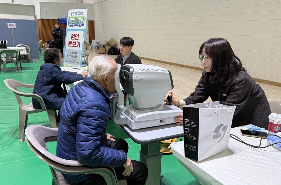 ▲ 청주시가 청원구 오창농협에서 진행한 ‘농촌 왕진버스’ 현장 진료 모습. ⓒ청주시