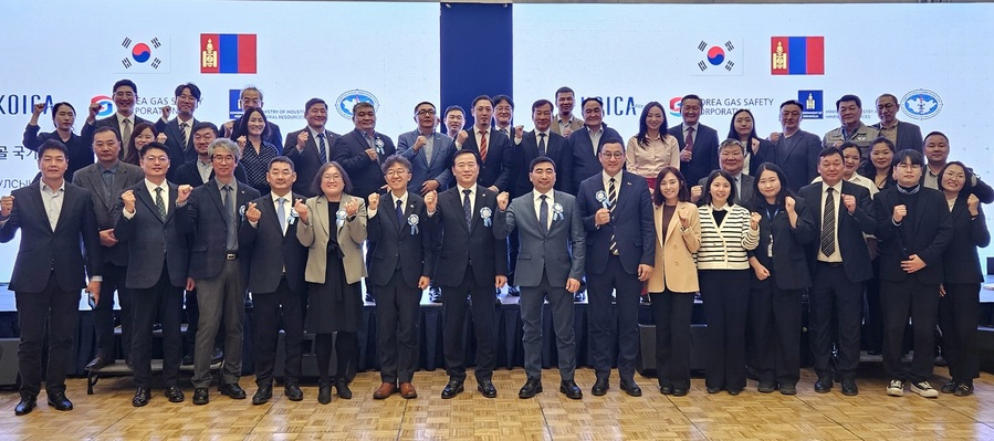 ▲ 몽골 울란바토르에서 열린 ‘몽골 국가 가스안전관리 법적 기반 구축 및 역량강화 사업’ 착수보고회에서 박경국 사장 등 관계자들이 기념촬영을 하고 있다.ⓒ한국가스안전공사