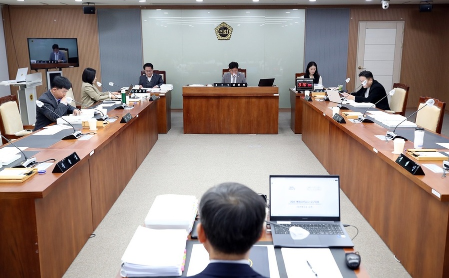 ▲ 충남도의회 보건복지환경위원회가 12일 도청에서 보건복지국 행정사무감사를 실시하고 있다.ⓒ충남도의회