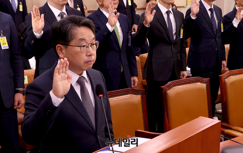 ▲ 노만석 검찰총장 직무대행이 지난달 27일 국회에서 열린 법제사법위원회의 대검찰청에대한 국정감사에서 선서를 하고 있다. ⓒ이종현 기자