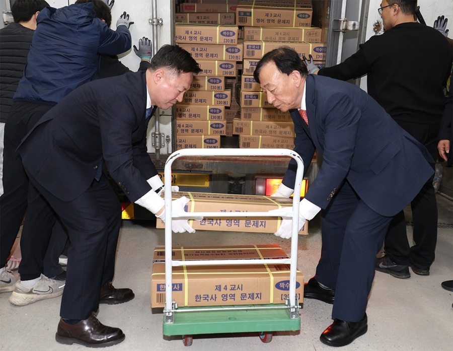 ▲ 설동호 대전시교육감이 12일 오후 수능시험지를 봉인해제한 뒤 직접 옮기고 있다.ⓒ대전교육청