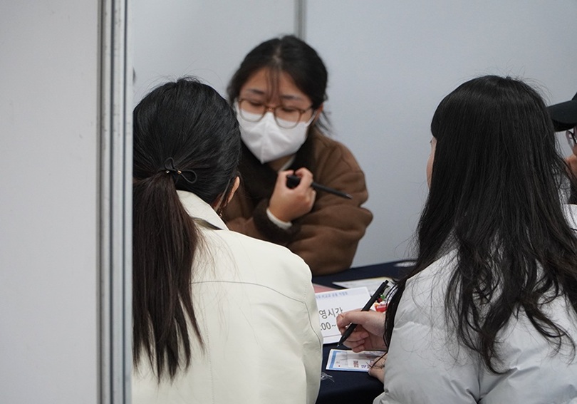 ▲ 비교과 부문에서의 역량 개발 정보를 소개하는 비교과 박람회에서 학생들이 상담받고 있다.ⓒ동덕여대