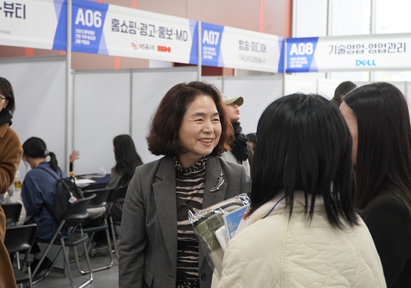 ▲ 김명애 총장이 박람회장을 찾아 학생들을 격려하고 있다.ⓒ동덕여대