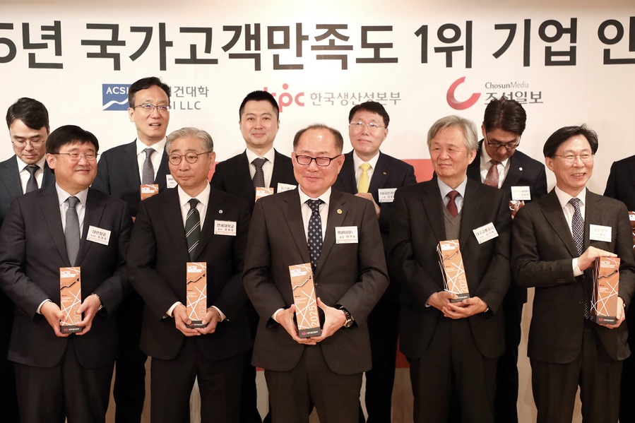 ▲ 영남이공대이재용 총장(가운데)이 인증식에서 기념사진을 촬영하고 있다.ⓒ영남이공대