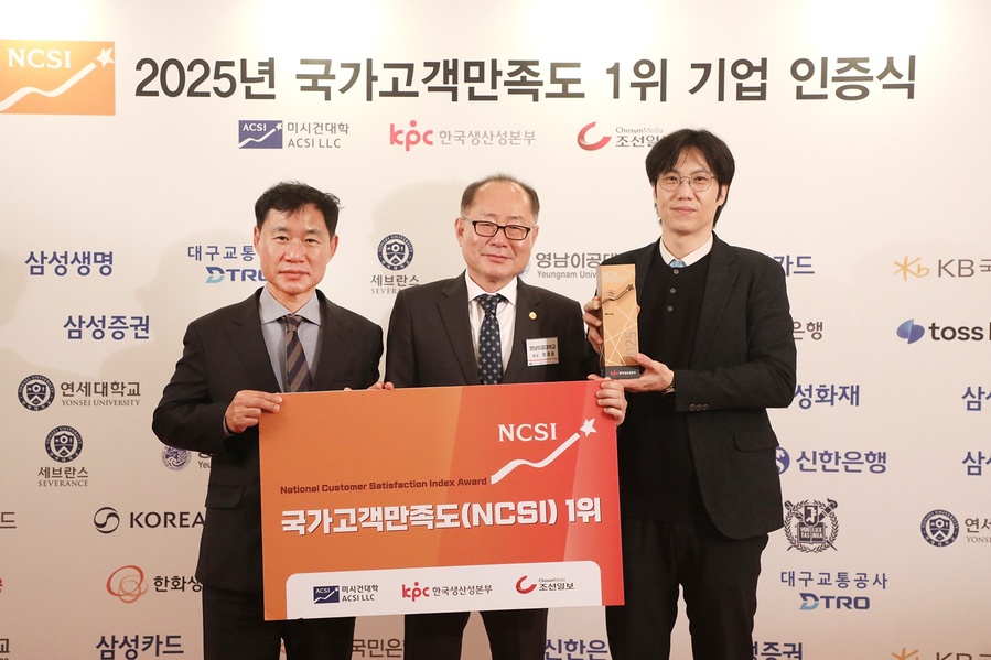 ▲ 영남이공대 이재용 총장이 인증식을 마치고 이종락 기획처장, 최영오 학생복지처장과 기념사진을 촬영하고 있다.ⓒ영남이공대