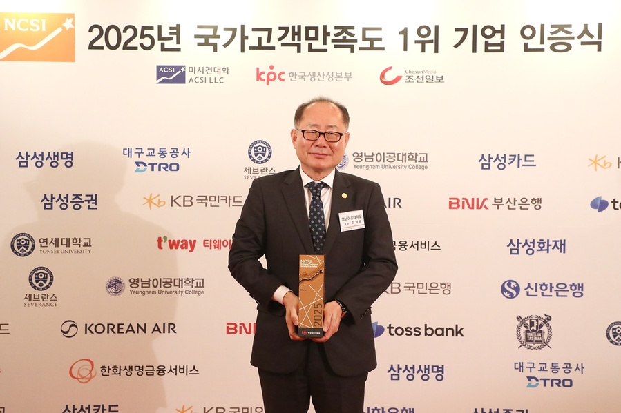 ▲ 영남이공대 이재용 총장이 인증식을 마치고 기념사진을 촬영하고 있다.ⓒ영남이공대