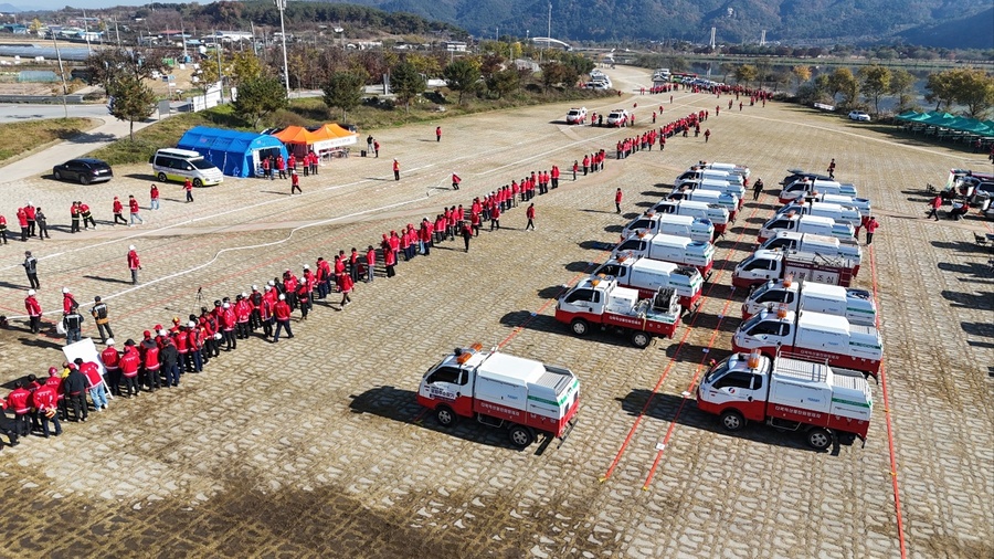 ▲ 경북도는 12일 상주보 인근 다목적광장에서 ‘2025년 산불 지상진화 경연대회’를 성황리에 개최했다.ⓒ경북도
