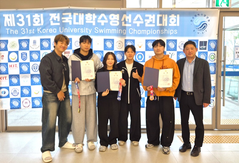 ▲ 제31회 전국대학수영선수권대회가 끝난 뒤 안양대 스포츠응용산업학과 손지영 학과장(맨 오른쪽)과 학생들이 기념사진을 찍고 있다. 상장을 들고 있는 수상 학생은 왼쪽부터 박성철, 김은아, 박선우.ⓒ안양대