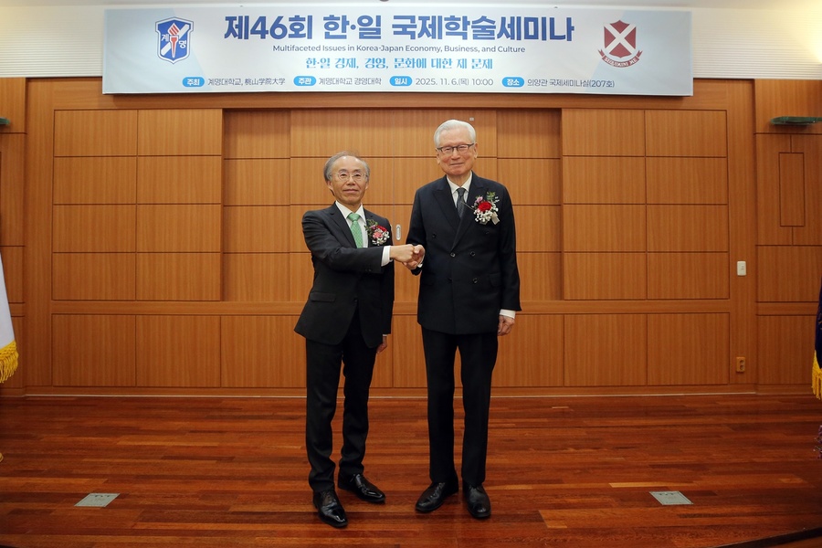 ▲ 계명대는 지난 11월 5일부터 8일까지 계명대 성서캠퍼스에서 일본 모모야마학원대학과 제46회 한일 국제학술세미나를 개최했다(좌부터 나카노 미즈히코 모모야마대학 총장, 신일희 계명대 총장).ⓒ계명대