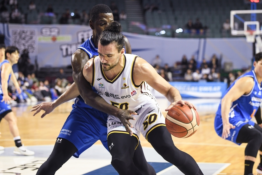 ▲ '디펜딩 챔피언' LG가 삼성을 꺾으며 올 시즌 처음으로 10승 고지에 올랐다.ⓒKBL 제공