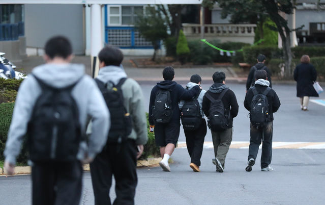 ▲ 2026학년도 대학수학능력시험일인 13일 오전 수험생들이 제주도교육청 95지구 제2시험장이 마련된 제주제일고등학교 고사장으로 향하고 있다. 2025.11.13.  ⓒ뉴시스