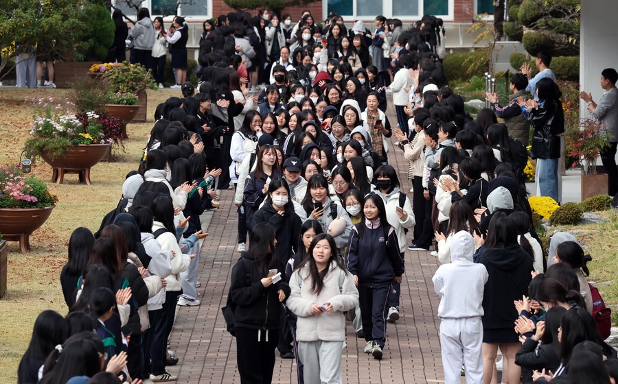 ▲ 2026학년도 대학수학능력시험을 하루 앞둔 12일 부산 사상구 주례여고에서 고3 수험생들이 수험표를 받은 뒤 후배, 교사 등의 응원을 받으며 학교를 나서고 있다. 올해 부산지역 수능 지원자는 2만8883명이며, 오는 13일 62개 고사장에서 시험에 응시한다. 2025.11.12 ⓒ뉴시스
