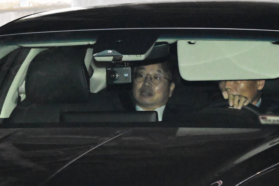 ▲ 12일 대장동 사건 항소 포기 여파로 사의를 표명한 노만석 검찰총장 직무대행이 서울 서초구 대검찰청에서 퇴근하고 있다. /뉴시스