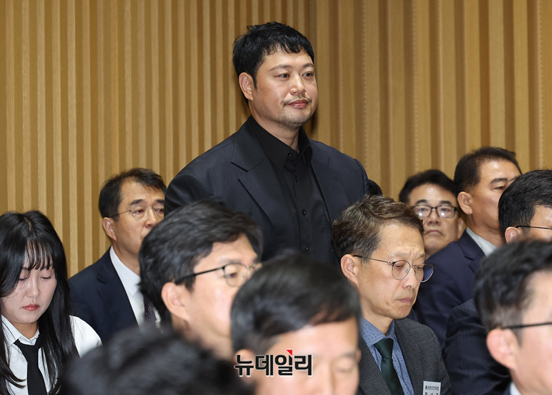 ▲ 양치승 스포츠트레이너가 23일 오후 서울시청에서 열린 국회 행정안전위원회의 서울시 국정감사에 참고인으로 출석해 자리하고 있다. ⓒ정상윤 기자