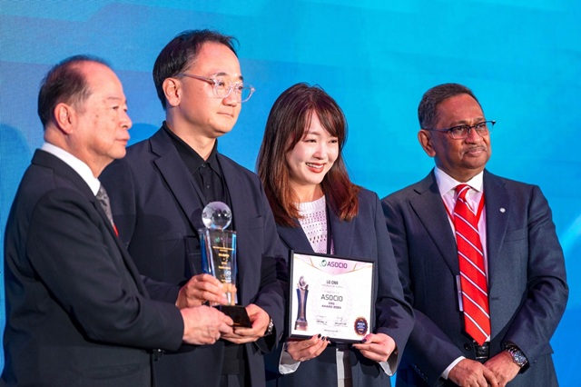 ▲ LG CNS 디지털AX담당 이승찬 상무(왼쪽에서 두 번째)가 11일 대만 타이베이에서 열린 '아시아·오세아니아 정보산업기구(ASOCIO) 어워드 2025'에서 'ESG 어워드'를 수상하는 모습.ⓒLG CNS