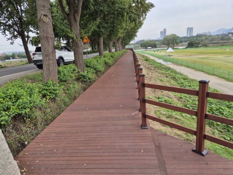 ▲ 곡교천 북단 수변데크.ⓒ아산시