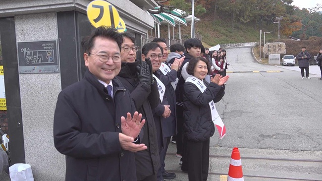 ▲ 육동한 춘천시장이 13일 2026학년도 대학수학능력시험일을 맞아 봉의고 정문에서 시험장에 들어가는 수험생들을 격려했다. ⓒ춘천시