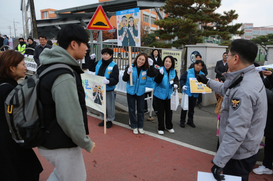▲ 현대제철 당진제철소는 13일 2026년 대학수학능력시험이 열리는 당진 시내 각 학교 정문에서 임직원 봉사단과 직원 배우자로 구성된 마중물 주부 봉사단이 함께 수험생을 응원하고 핫팩과 생수 등을 전달했다.ⓒ현대제철