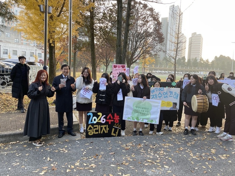 ▲ 조길형 충주시장이 13일 오전 충주여고 앞에서 수능생을 응원하고 있다.ⓒ충주시