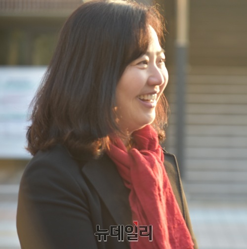 ▲ 2026학년도 대학수학능력시험이 치러진 13일 오전 구연희 세종교육감 권한대행이 세종시 새롬고등학교(제29지구 제3시험장)를 찾아 수험생들을 격려하고 있다.ⓒ이길표 기자