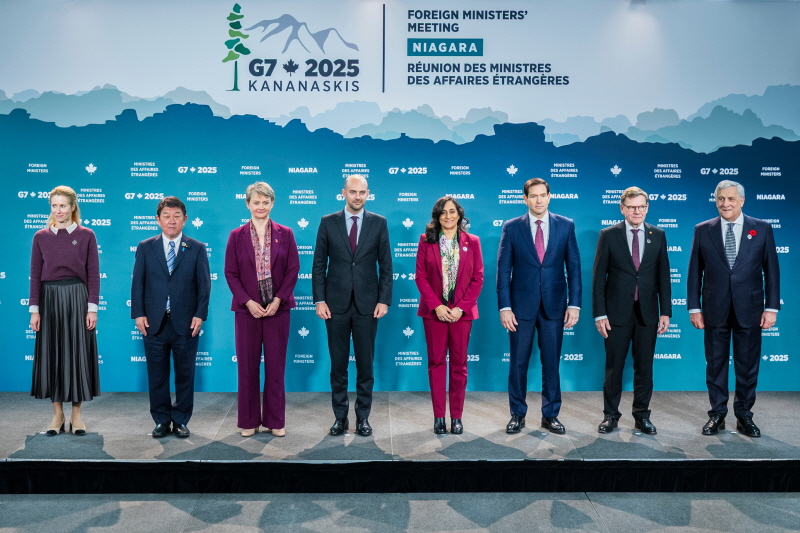 ▲ 11일(현지 시간) 캐나다 온타리오주 나이아가라온더레이크에서 열린 주요 7개국(G7) 외교장관 회의에 참석한 각국 외교장관들이 기념촬영을 하고 있다. 왼쪽부터 카야 칼라스 유럽연합(EU) 외교·안보정책 고위대표, 모테기 도시미쓰 일본 외무상, 이베트 쿠퍼 영국 외무장관, 장 노엘 바로 프랑스 외무장관, 아니타 아난드 캐나다 외무장관, 마코 루비오 미 국무장관, 요한 바데풀 독일 외무장관, 안토니오 타야니 이탈리아 외무장관. ⓒAP/뉴시스