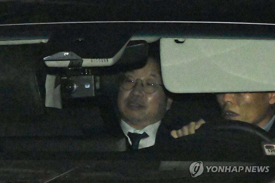 ▲ 사의를 표명한 노만석 검찰총장 직무대행이 지난 12일 서울 서초구 대검찰청에서 퇴근하고 있다. /연합뉴스