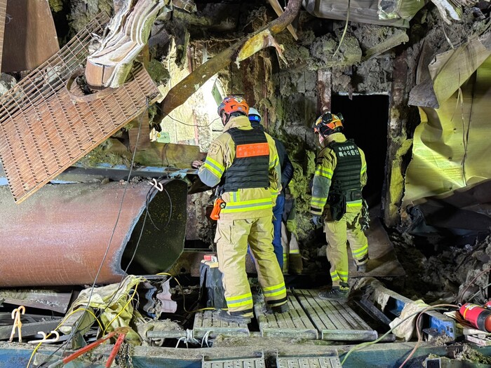 ▲ 12일 울산화력발전소 보일러 타워 붕괴 사고 현장에서 소방 구조대원들의 구조작업이 진행되고 있다. ⓒ울산소방본부