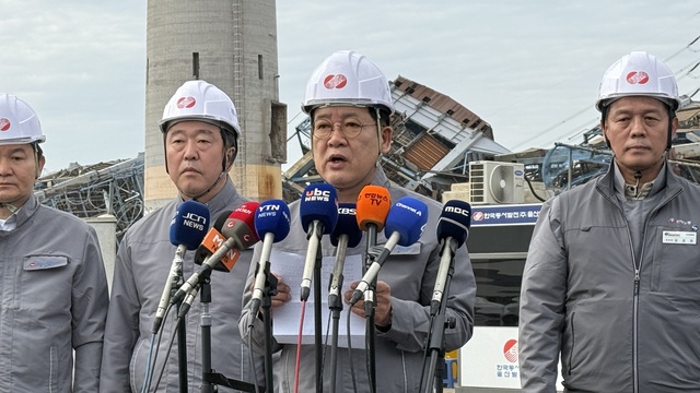 ▲ 권명호 한국동서발전 사장이 13일 울산 화력발전소 붕괴 사고 현장에서 대국민사과를 하고 있다. ⓒ동서발전
