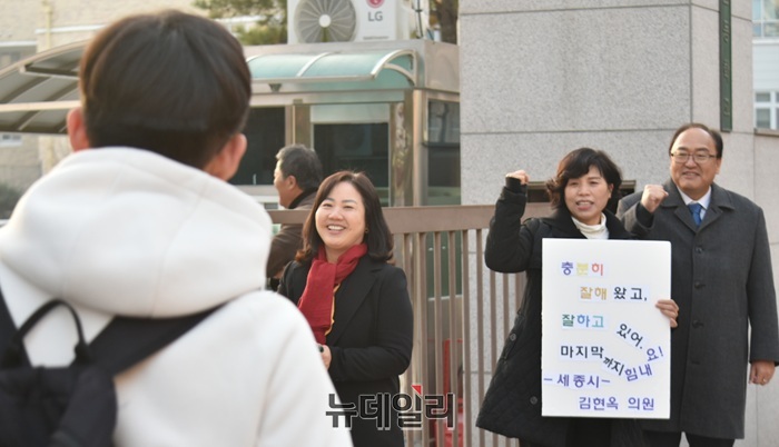 ▲ 구연희 세종교육감 권한대행이 13일 오전 2026학년도 대학수학능력시험 세종시 제29지구 제3시험장인 새롬고등학교에서 수험생을 응원하고 있다.ⓒ이길표 기자