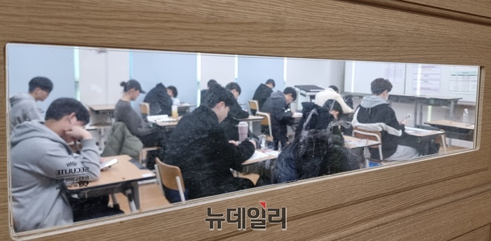 ▲ 세종시 제29지구 제3시험장인 새롬고등학교에서 수험생들이 1교실 시험을 준비를 하고 있다.ⓒ이길표 기자
