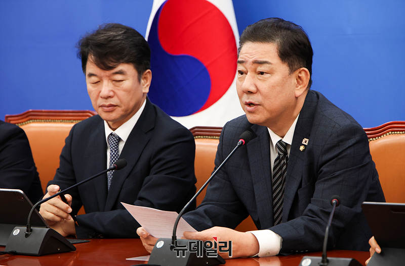 ▲ 김병기 더불어민주당 원내대표가 13일 오전 국회에서 열린 원내대책회의에서 모두발언을 하고 있다.ⓒ서성진 기자