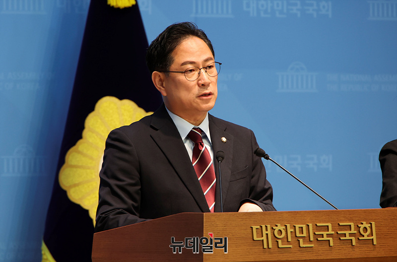 ▲ 박수영 국민의힘 의원이 13일 오전 국회 소통관에서 반헌법 이재명 정부의 공무원 겁박 공포정치 규탄 기자회견을 하고 있다.ⓒ서성진 기자