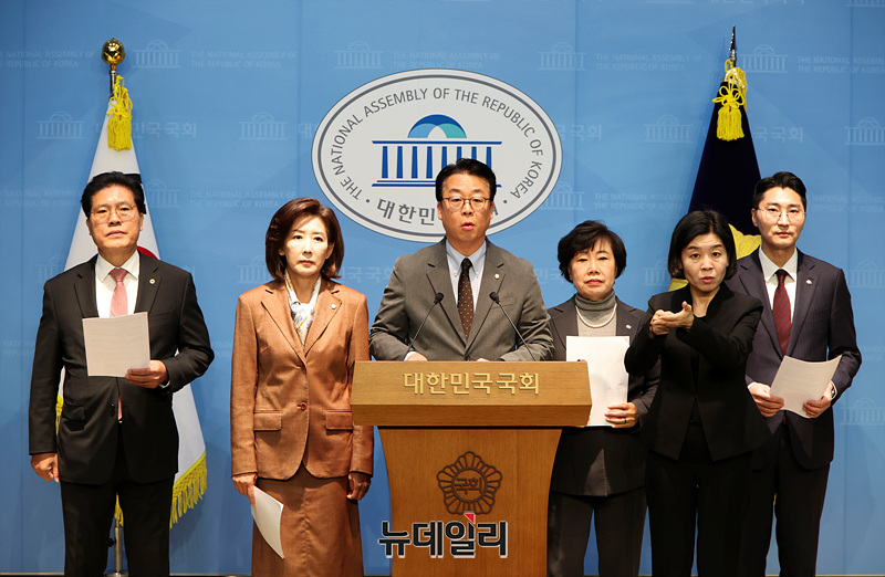 ▲ 국회 법제사법위원회 소속 곽규택, 나경원, 송석준, 조배숙, 박준태 국민의힘 의원들이 13일 오전 국회 소통관에서 대장동 사건 재판에 대한 검찰의 항소 포기 관련해 형사소송법 개정안 발의 기자회견을 하고 있다. 2025.11.13. ⓒ서성진 기자