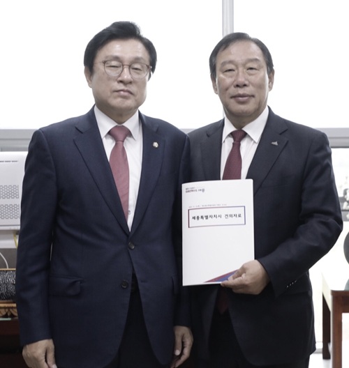 ▲ 최민호 세종시장(오른쪽)이 13일 국회를 방문해 국민의힘 박형수 예산결산특별위 간사에게 행정수도건설특별법의 연내 제정과 내년도 국비 지원을 건의학고 있다.ⓒ세종시