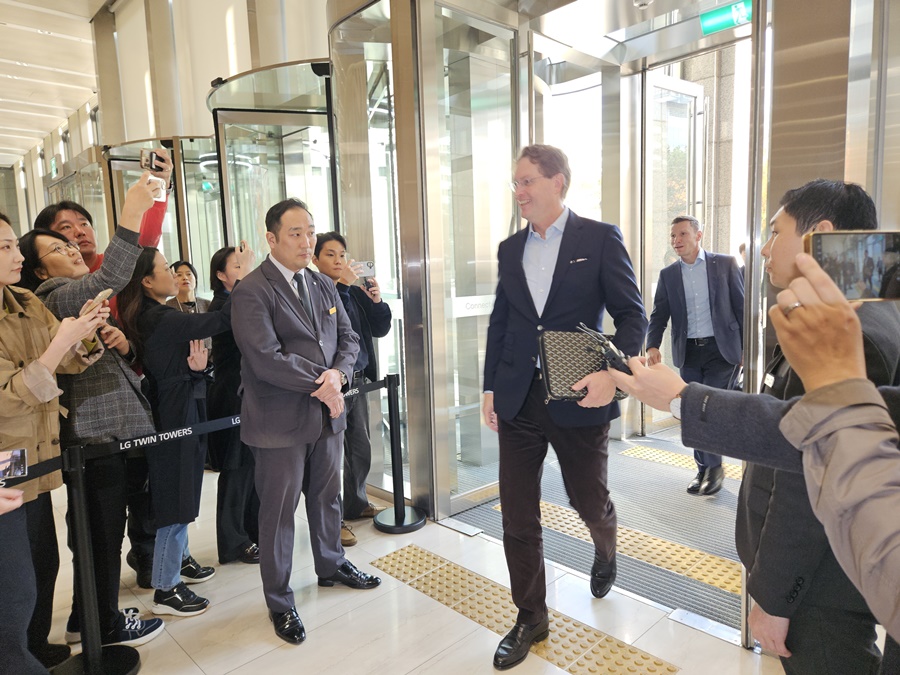 ▲ 올라 칼레니우스 메르세데스-벤츠 이사회 회장 겸 CEO가 13일 오후 서울 LG트윈타워에서 벤츠와의 회동을 위해 입장하고 있다.ⓒ윤아름 기자