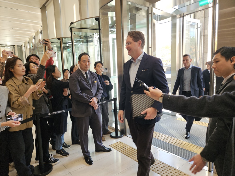 ▲ 올라 칼레니우스 메르세데스-벤츠 이사회 회장 겸 CEO가 13일 오후 서울 LG트윈타워에서 벤츠와의 회동을 위해 입장하고 있다.ⓒ윤아름 기자