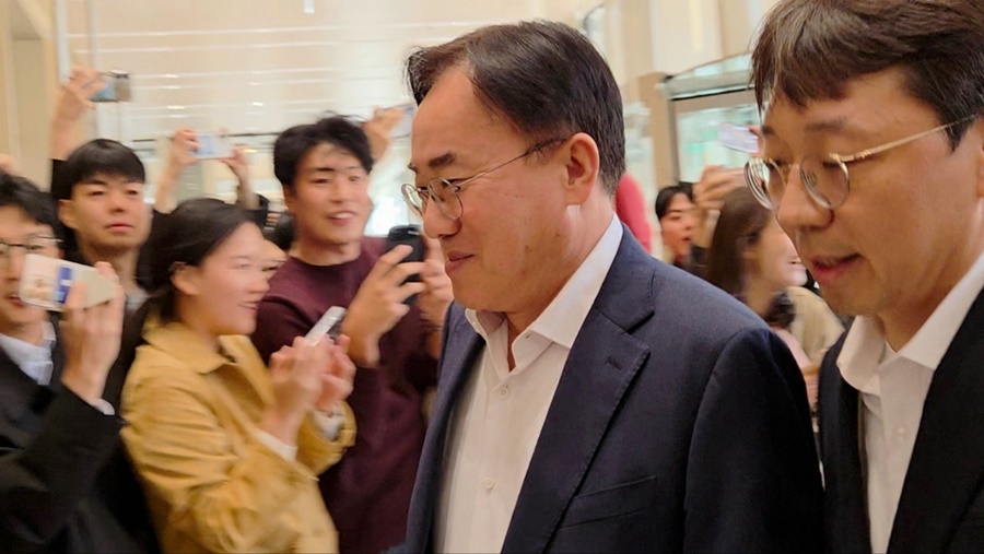 ▲ 정철동 LG디스플레이 대표이사 사장이 13일 오후 서울 LG트윈타워에서 벤츠와의 회동을 위해 입장하고 있다.ⓒ공동취재단