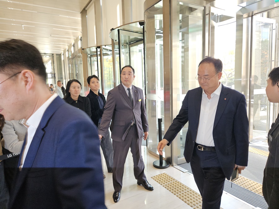 ▲ 문혁수 LG이노텍 대표이사 부사장이 13일 오후 서울 LG트윈타워에서 벤츠와의 회동을 위해 입장하고 있다.ⓒ윤아름 기자