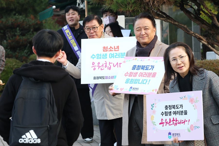 ▲ 김영환 충북도지사가 13일 수능시험장인 청주고를 방문해 수험생들을 격려하고 있다. ⓒ충북도